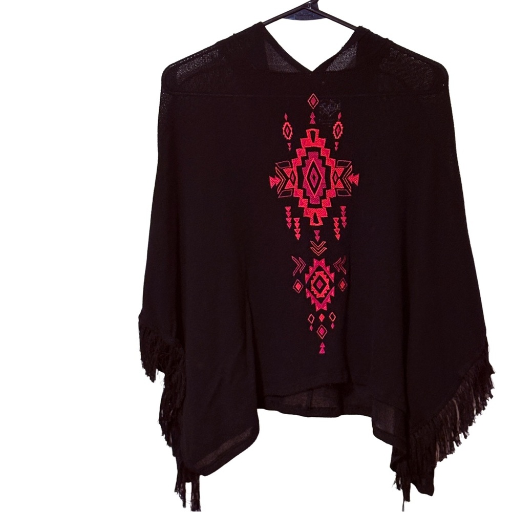 NWOT Beautiful Justice Black and Pink Geometric Pattern Hooded Poncho